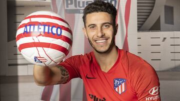 Mario Hermoso posa para AS con un bal&oacute;n del Atl&eacute;tico de Madrid.