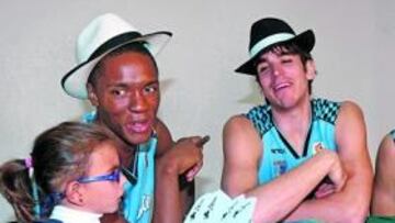 <b>APOYO. </b>Nguema, Suárez y Beirán se fotografiaron junto a Sofía, que padece el Síndrome Cinco P Menos.