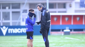 Vicente Moreno charla con Bryan, que mañana no estará, durante un entrenamiento en Tajonar.