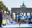 Kipchoge gana en Berlín con su mejor marca pero sin récord