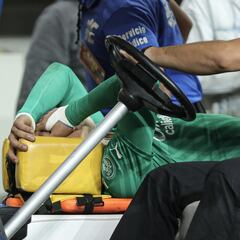 ‘Tala’ Rangel abandona el Clásico Tapatío por fuerte choque de cabezas