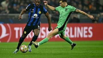 Inter Milan's Dutch defender #02 Denzel Dumfries fights for the ball with Atletico Madrid's Brazilian defender #04 Gabriel Paulista during the UEFA Champions League last 16 first leg football match Inter Milan vs Atletico Madrid at the San Siro stadium in Milan on February 20, 2024. (Photo by GABRIEL BOUYS / AFP)