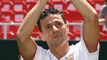 <b>CONTENTO.</b> Ilusionado se mostró el día de su presetnación en el Sánchez Pizjuán.