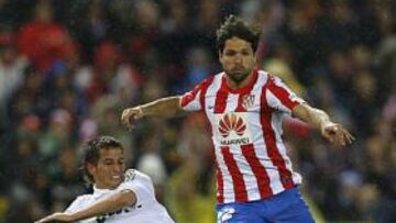 <b>CON EL BALÓN. </b>Diego siempre intentó llevar el balón con peligro a la portería del Real Madrid.