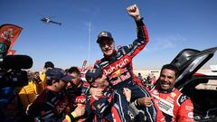 First-placed for the auto category JCW X-RAID Team Spain&#039;s driver Carlos Sainz (C), celebrates as he is congratulated by second-placed Toyota&#039;s team Qatar&#039;s driver Nasser Al-Attiyah (R) and by third-placed JCW X-RAID Team France&#039;s Stephane Peterhansel on the finish area in Qiddiya at the end of the stage 12 of the Dakar 2020 between Haradh and Qiddiya, Saudi Arabia, on January 17, 2020. (Photo by FRANCK FIFE / AFP)