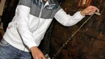 <b>BUENAS MANERAS. </b>Sergio Díaz, ayer, escanciando sidra en el Asador 7 de Julio.