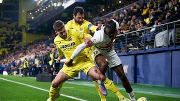 VILLARREAL, SPAIN - JANUARY 30: Randy Nteka of Rayo Vallecano is tackled by Kiko Femenia of Villarreal CF and Raul Albiol of Villarreal CF during the LaLiga Santander match between Villarreal CF and Rayo Vallecano at Estadio de la Ceramica on January 30, 2023 in Villarreal, Spain. (Photo by Manuel Queimadelos/Quality Sport Images/Getty Images)