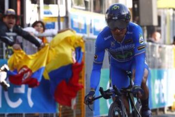 Primer plano del título del ciclista colombiano Nairo Quintana en Italia
