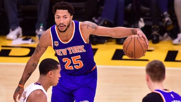 (FILES) This file photo taken on December 11, 2016 shows Derrick Rose of the New York Knicks as he looks to pass against the Los Angeles Lakers during their NBA match in Los Angeles, California.
Derrick Rose, the youngest player to win the NBA Most Valuable Player award when he took the trophy in 2011, is talking over a one-year deal with the Cleveland Cavaliers, ESPN reported on July 20, 2017.The oft-injured 28-year-old point guard would add a backcourt spark for the Cavaliers as they try to mount a tougher challenge to Golden State, which beat Cleveland in two of their three NBA Finals matchups over the past three seasons.
/ AFP PHOTO / Frederic J. BROWN