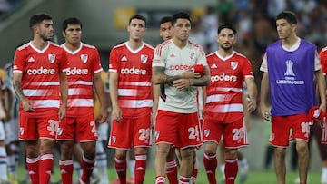 Soccer Football - Copa Libertadores - Group D - Fluminense v River Plate - Estadio Maracana, Rio de Janeiro, Brazil - May 2, 2023 River Plate players look dejected after the match REUTERS/Sergio Moraes