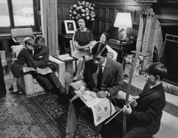 Curiosa estampa de la familia real en un sal¨®n en Sandringham House, Norfolk. En la foto (en el sentido de las agujas del reloj) el pr¨ªncipe Eduardo, el pr¨ªncipe Felipe duque de Edimburgo, la reina Isabel II, la princesa Ana, Carlos pr¨ªncipe de Gales y el pr¨ªncipe Andr¨¦s.