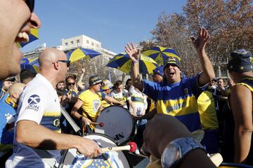 Seguidores de Boca animando desde la fan zone en Nuevos Ministerios