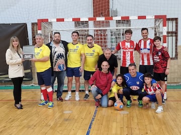 Partididillo entre aficionados presentes en el aniversario de la peña Un Sentimiento de La Bañeza. Nino Pérez a la izquierda, con una placa. 