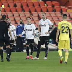 El Valencia estudia y descarta recurrir la amarilla de Gayà