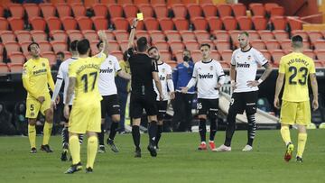 El Valencia estudia y descarta recurrir la amarilla de Gayà