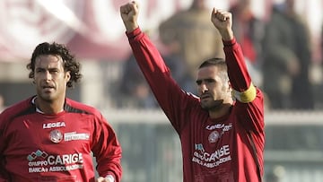 Cristiano Lucarelli celebra un gol a la Roma en el Armando Picchi levantando los puños, un gesto habitual en su carrera.