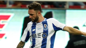 El jugador del Porto contestó después de que alguien le silbó por no detenerse en zona mixta. A lo que el ex americanista pidió respeto.