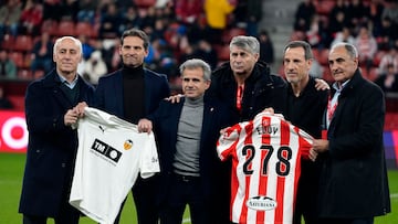 17-12-25 PARTIDO DE COPA DEL REY, SPORTING-VALENCIA. HOMENAJE A ELOY OLAYA QUE APARECE EN LA FOTO CON ABLANEDO, GINER, TENDILLO, VORO Y JOAQUÍN.