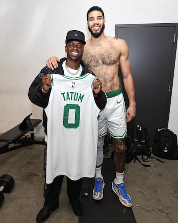 El baloncestista estadounidense que juega en los Boston Celtics, Jayson Tatum, posa junto al delantero del Real Madrid, Vinicius Júnior.