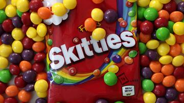 El gobernador de California firmó la ley conocida como "Prohibición de Skittles", pero ¿realmente se prohibirán estos dulces? Aquí la explicación.