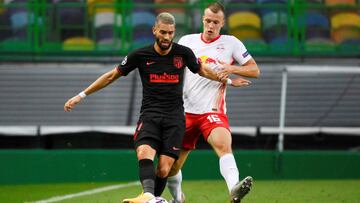 Klostermann persigue a Carrasco durante el partido contra el Atl&eacute;tico.