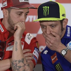 Rossi se divierte con la partida de póquer en el box Ducati