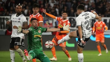Futbol, Colo Colo vs Cobreloa.
Fecha 8, Campeonato Nacional 2024.
El jugador de Colo Colo Matias Moya, derecha, disputa el balon contra Nicolas Avellaneda de Cobreloa durante el partido de primera division disputado en el estadio Monumental en Santiago, Chile.
15/04/2024
Jonnathan Oyarzun/Photosport
Football, Colo Colo vs Cobreloa.
8nd turn, 2024 National Championship.
Colo Colo's player Matias Moya, right, vies the ball against Nicolas Avellaneda of Cobreloa during the first division match held at the Monumental stadium in Santiago, Chile.
15/04/2024
Jonnathan Oyarzun/Photosport