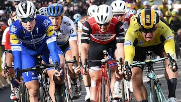 Dylan Groenewegen y Fabio Jakobsen, durante el esprint de la primera etapa de la Par&iacute;s-Niza 2019 en Saint-Germain-en-Laye.