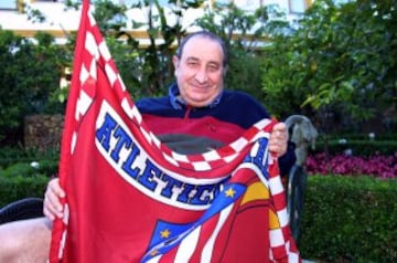 Jesús Gil con una bandera del Atlético de Madrid en 2001.