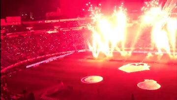 Al descanso entre Cruz Azul y Porto, los fuegos artificiales iluminaron el estadio de La Máquina.