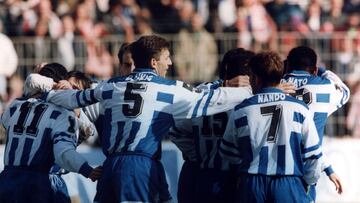 Los jugadores del Deportivo de la temporada 1993-1994 hacen pi&ntilde;a tras un gol.