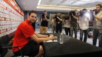 Pau Gasol posa ante fotógrafos antes de la rueda de prensa.