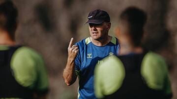 Pepe Mel da instrucciones en un entrenamiento de Las Palmas