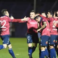 Católica hace historia al ganar en Uruguay y pasar de ronda