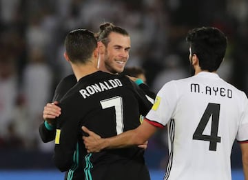 Cristiano felicita a Bale tras su gol al Al Jazira.