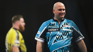 El jugador de dardos inglés Rob Cross, durante su partido ante Scott Williams en el Mundial de Dardos 2025.