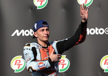 Raúl Fernández en el podio del Gran Premio de Tailandia de MotoGP.