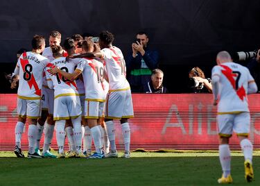 Rayo Vallecano 1-0 FC Barcelona | Despejó Iñigo Martínez, pero apareció la figura de Unai López, que se sacó un potente disparo desde la frontal, cazando el rechace, y sorprendiendo a Iñaki Peña.