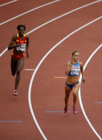 Olha Zemlyak de Ucrania y Aauri Lorena Bokesa de España compitiendo en la prueba de 400 metros femeninos durante el primer día de los Campeonatos de Europa de Atletismo en el Estadio Letzigrund