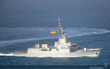 Son fragatas de guerra espa?olas, dise?adas para misiones de defensa a¨¦rea y protecci¨®n de grupos navales.Estas fragatas est¨¢n equipadas con sistemas de radar y misiles de ¨²ltima generaci¨®n. Son conocidas por su alta capacidad de detecci¨®n y precisi¨®n en combate. Adem¨¢s, tienen un dise?o moderno y vers¨¢til.
Actualmente, hay cinco unidades en servicio en la Armada Espa?ola:?lvaro de Baz¨¢n (F101, Almirante Juan de Borb¨®n (F102), Blas de Lezo (F103), M¨¦ndez N¨²?ez (F104), Crist¨®bal Col¨®n (F105).