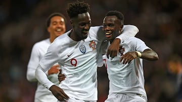 Eder y Bruma celebran un gol de Portugal.