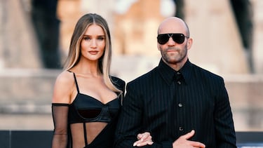 Jason Statham y Rosie Huntington-Whiteley es una de las parejas más sólidas de Hollywood desde que comenzaron su relación en 2010. Se conocieron en el Festival de Música de Coachella, y su conexión fue inmediata. A pesar de la diferencia de edad de 20 años, han demostrado que su amor es fuerte y estable.

En 2016, anunciaron su compromiso, aunque hasta la fecha no han oficializado su matrimonio. En 2017, dieron la bienvenida a su primer hijo, Jack Oscar Statham. Rosie, además de ser una reconocida modelo y actriz, ha hablado en varias ocasiones sobre cómo su relación con Jason se basa en el respeto y el sentido del humor.