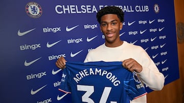 Josh Acheampong posa tras firmar su renovación con el Chelsea.