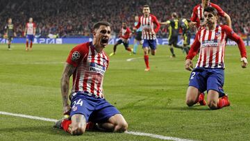 GIMENEZ Y MORATA CELEBRAN EL GOL DEL URUGUAYO ANTE LA JUVE