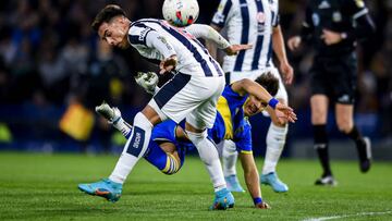 BUENOS AIRES, ARGENTINA - JULY 16: Oscar Romero of Boca Juniors fights for the ball with Christian Oliva of Talleres during a match between Boca Juniors and Talleres as part of Liga Profesional 2022 at Estadio Alberto J. Armando on July 16, 2022 in Buenos Aires, Argentina. (Photo by Marcelo Endelli/Getty Images)