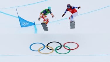 Lucas Eguibar puja con Loan Bozzolo en los octavos de final de snowboard cross de los Juegos Olímpicos de Invierno de Milán-Cortina.
