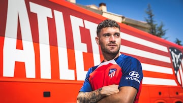 Gal¨¢n, ante el autob¨²s del Atl¨¦tico en la pretemporada. Un par¨®n para ¨¦l.