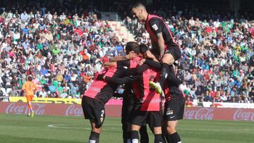 GRA108. CÓRDOBA, 08/02/2015.- Los jugadores del Almería celebran el gol del empate ante el Córdoba, conseguido por Macedo, durante el partido de la jornada 22º de Liga de Primera División disputado en el estadio de El Arcángel. EFE/Salas CÓRDOBA - ALMERÍA