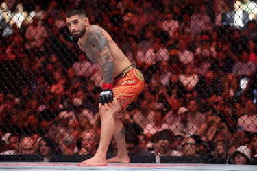 Ilia Topuria, preparado para comenzar su pelea contra el brasileño Charles Oliveira.