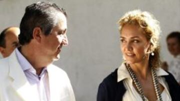 Jorge Vergara y Angélica Fuentes en las instalaciones del Guadalajara en Verde Valle en junio de 2008
